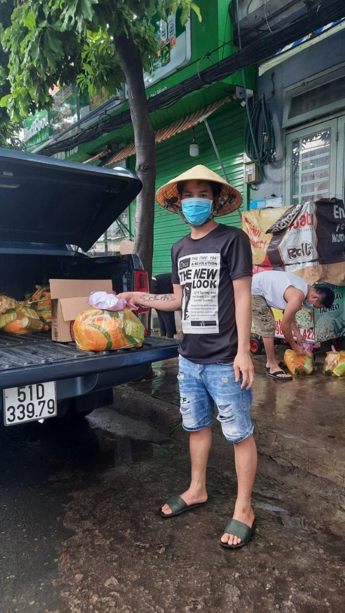 Trao quà cứu trợ đến người dân ở P.Bình Chiều, TP.Thủ Đức (ngày 24/09/2021)